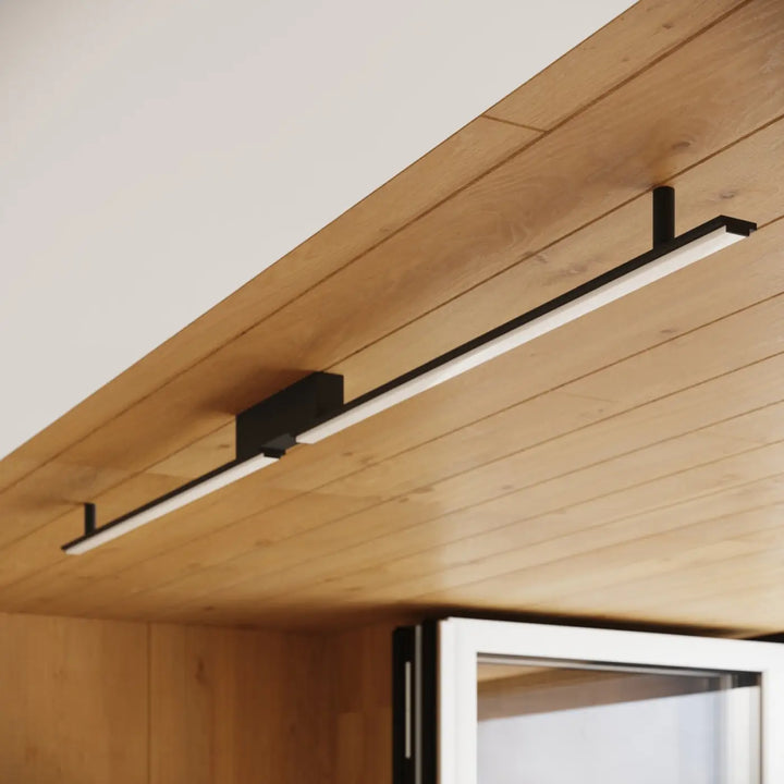Plafonnier linéaire LAGOM noir dans un intérieur, vue rapprochée