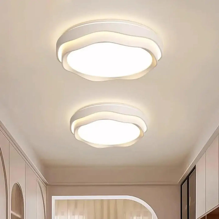 Luminaire plafonnier illou avec lumière led blanche moderne, design doux en forme de nuage aux bords arrondis