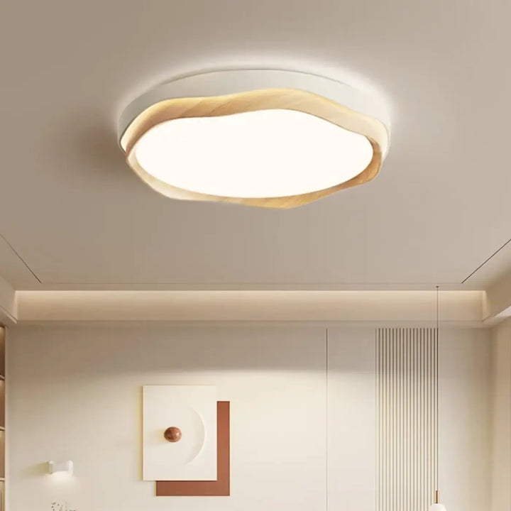 Luminaire plafonnier illou avec cadre en bois organique chaud et diffuseur blanc lisse moderne et rond
