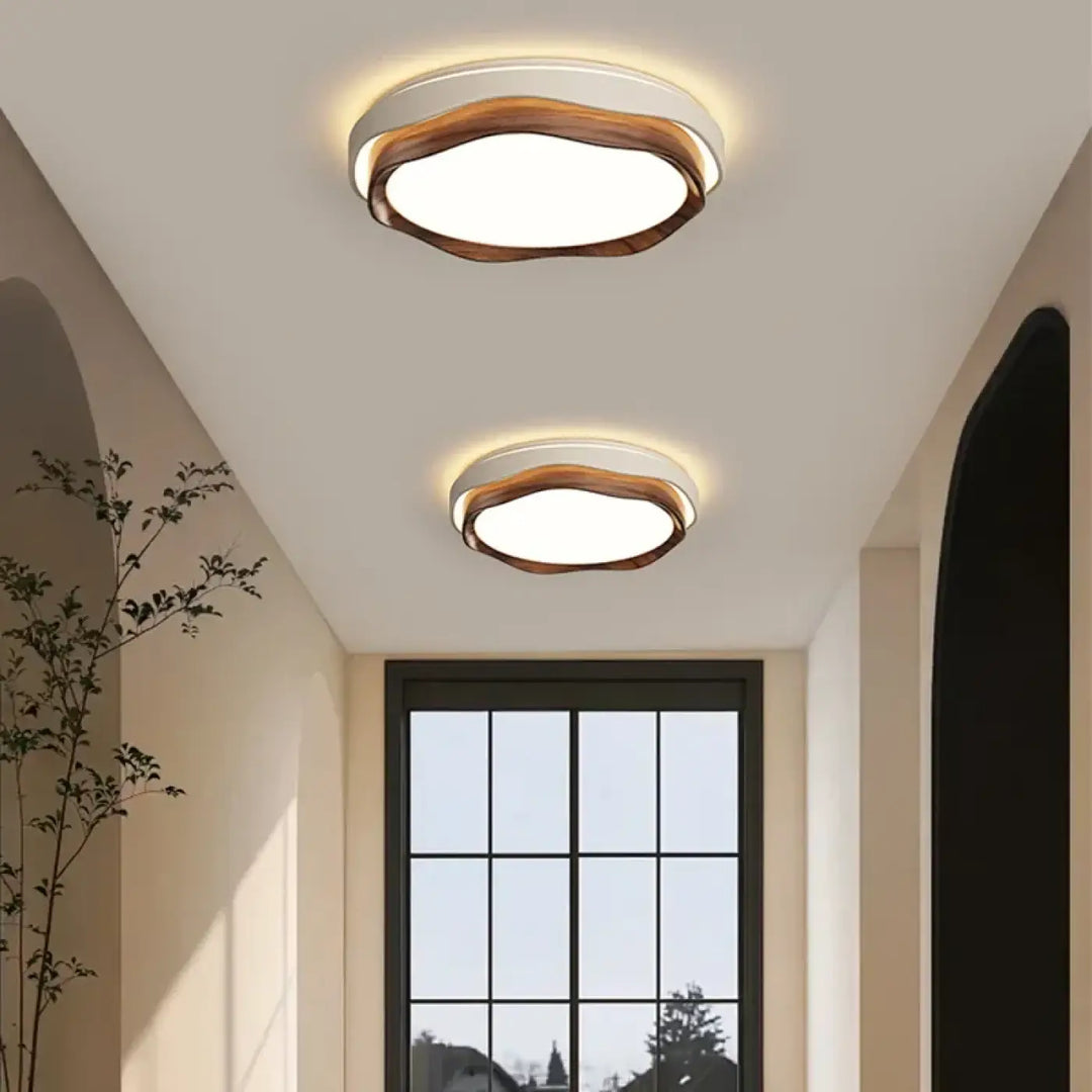 Deux luminaires plafonniers illou modernes avec une lueur circulaire chaude et cadre en bois naturel