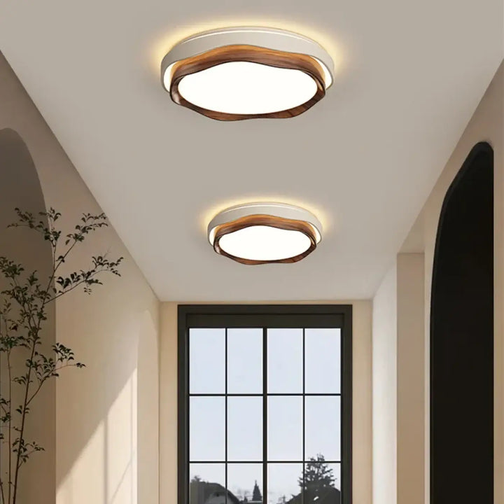 Deux luminaires plafonniers illou modernes avec une lueur circulaire chaude et cadre en bois naturel