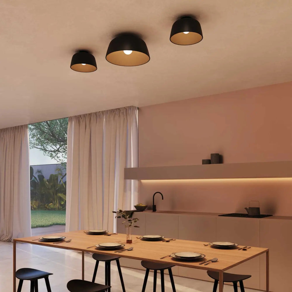 Plafonnier Miso en acier noir dans un intérieur