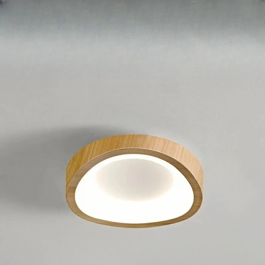 Luminaire plafonnier konja avec cadre bois clair et lumière diffuse blanc chaud pour chambre à coucher design minimaliste nordique méthode d’installation simple