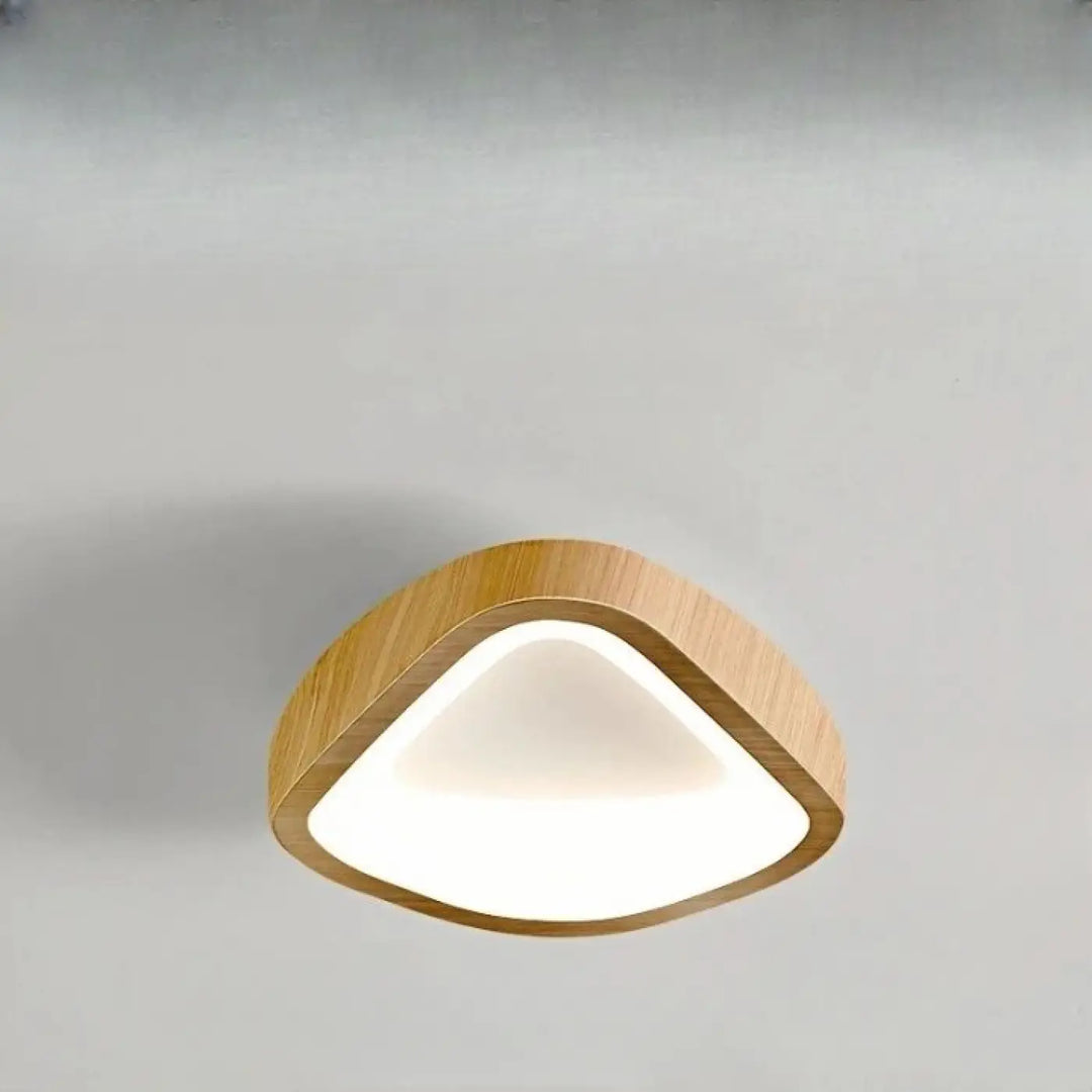 Luminaire plafonnier konja avec cadre triangulaire en bois clair et panneau blanc doux pour chambre à coucher design minimaliste nordique méthode d’installation simple