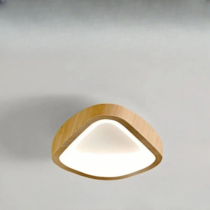 Luminaire plafonnier konja avec cadre triangulaire en bois clair et panneau blanc doux pour chambre à coucher design minimaliste nordique méthode d’installation simple