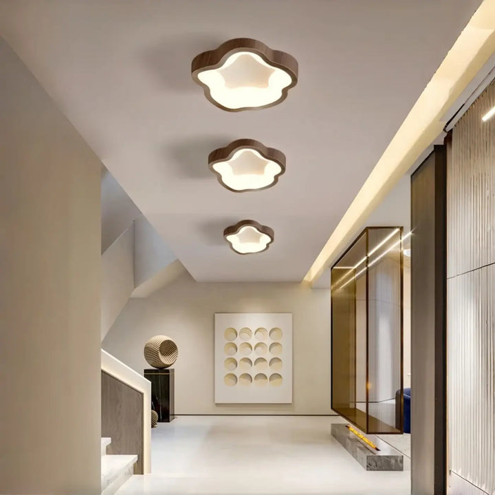 Luminaire plafonnier konja avec trois lampes modernes cadre marron mat et centres blancs idéales chambre à coucher design minimaliste nordique méthode d’installation simple