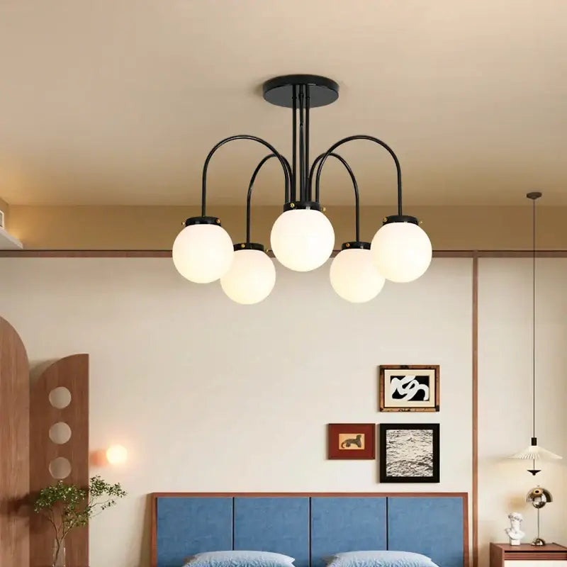 Plafonnier moderne à boules opalines pour intérieur chaleureux
