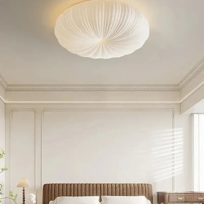 Plafonnier moderne en verre blanc à effet lumineux et au style épuré