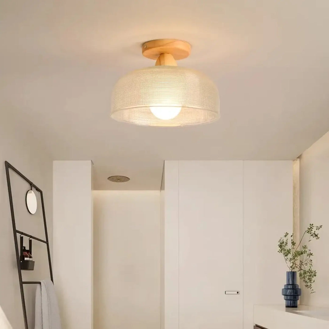 Luminaire plafonnier couli en bois naturel avec abat-jour écru de texture tissée pour décoration intérieure moderne