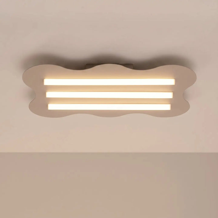 Plafonnier KLOVER taupe allumée, au plafond