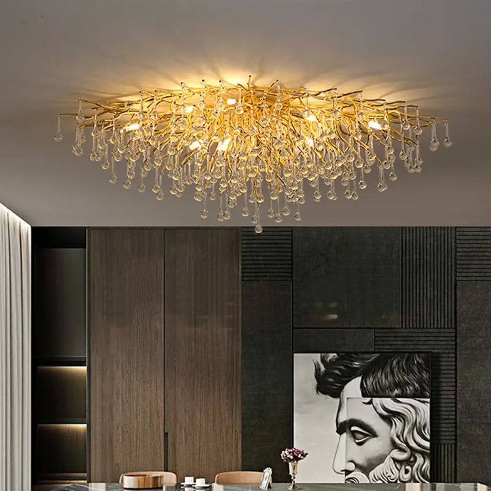 Plafonnier ramora doré avec branchages dorés et cristaux suspendus pour un éclairage raffiné et élégant