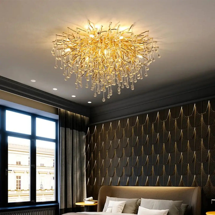 Plafonnier raffiné ramora avec branchages dorés et cristaux suspendus en forme de goutte élégante