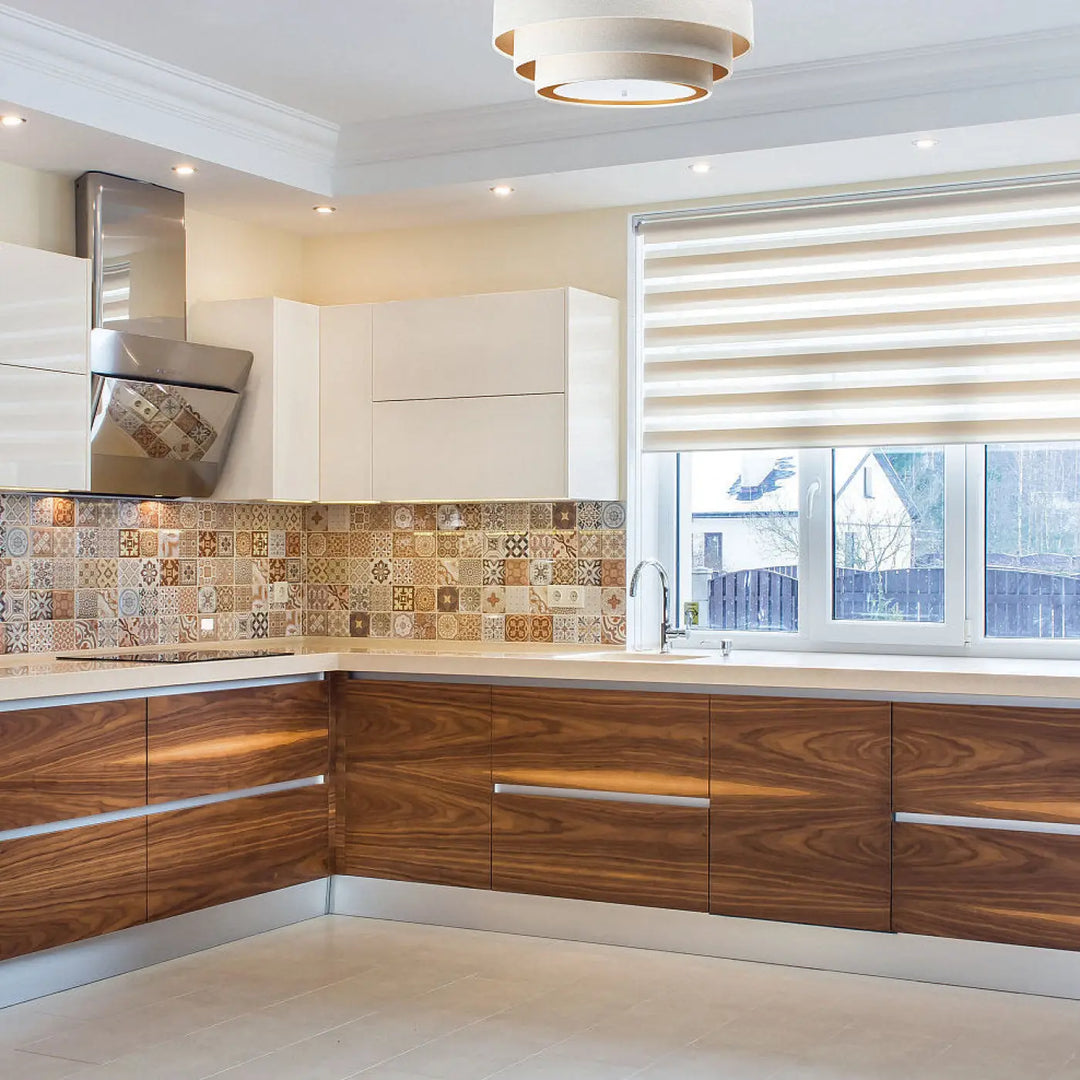 Luminaire plafonnier rond blanc doré triniti veloursstoff dans une cuisine moderne avec crédence en mosaïque