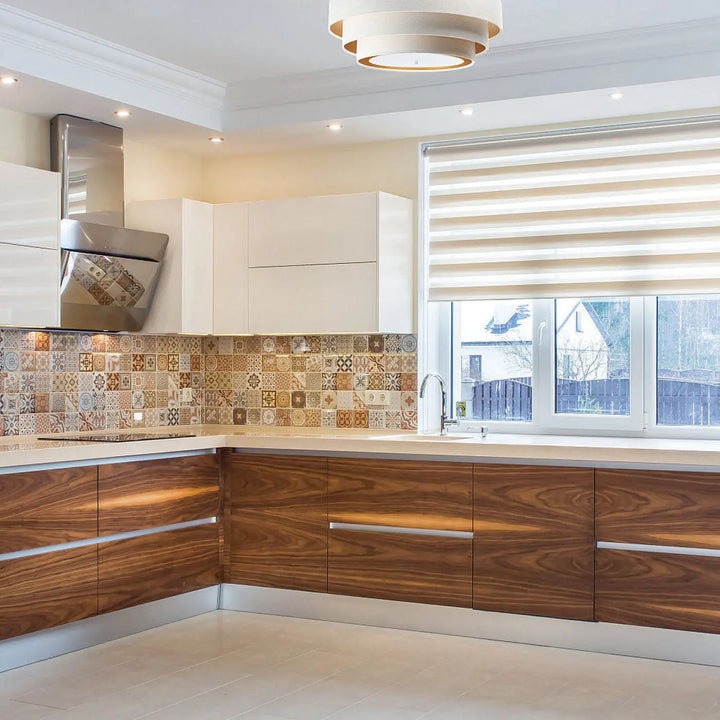 Luminaire plafonnier rond blanc doré triniti veloursstoff dans une cuisine moderne avec crédence en mosaïque