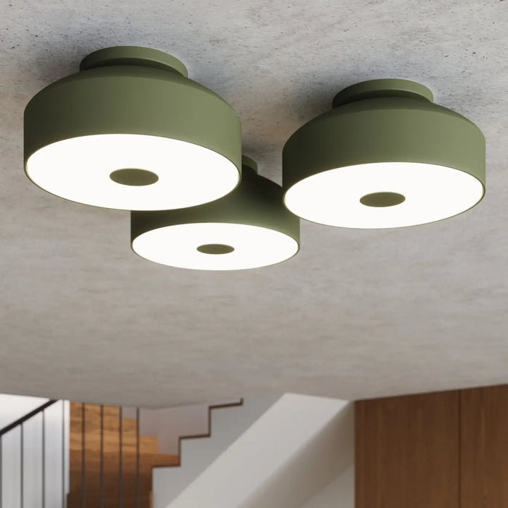 Luminaire Plafonnier vert olive allumée, vue rapprochée