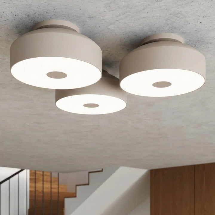 Luminaire Plafonnier taupe allumée, vue rapprochée
