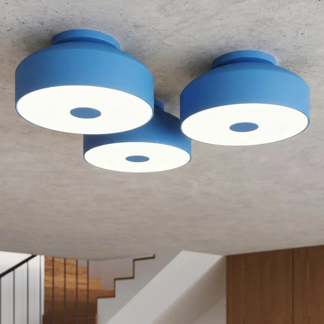 Luminaire Plafonnier bleu clair allumée, vue rapprochée