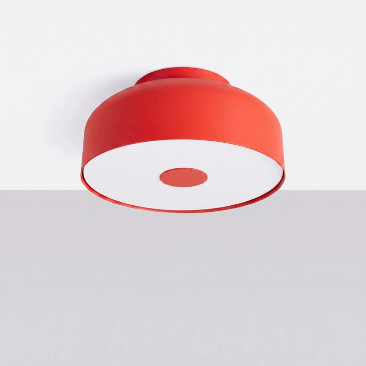 Luminaire Plafonnier rouge éteinte, vue rapprochée