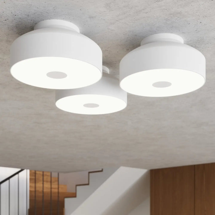 Luminaire Plafonnier blanc allumée, vue rapprochée
