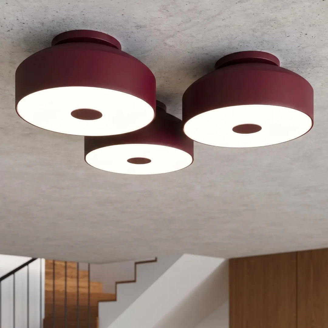 Luminaire Plafonnier bordeaux allumée, vue rapprochée