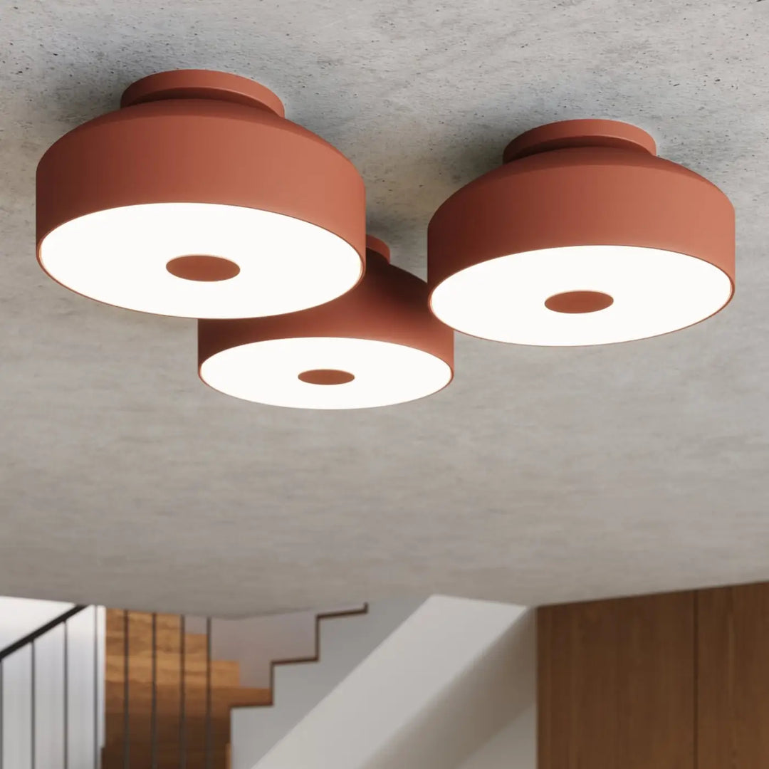 Luminaire Plafonnier ocre rouge allumée, vue rapprochée