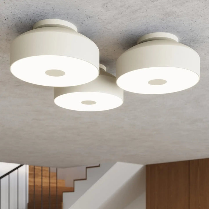 Luminaire Plafonnier beige allumée, vue rapprochée