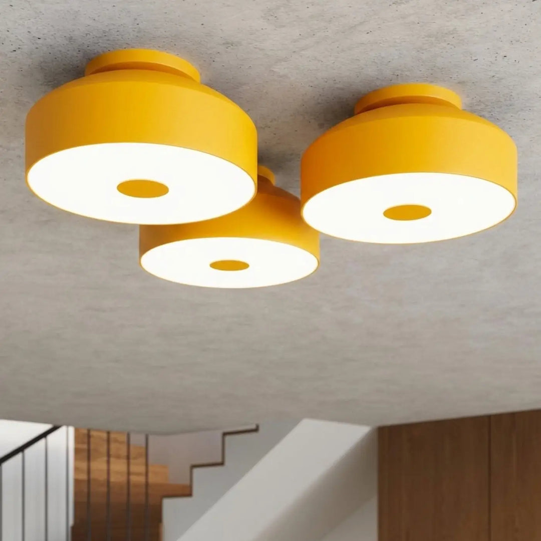 Luminaire Plafonnier jaune allumée, vue rapprochée