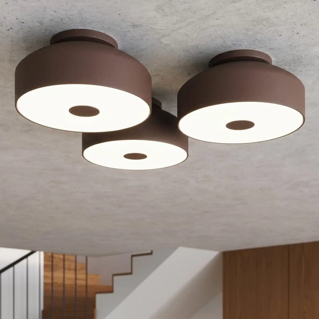 Luminaire Plafonnier marron allumée, vue rapprochée