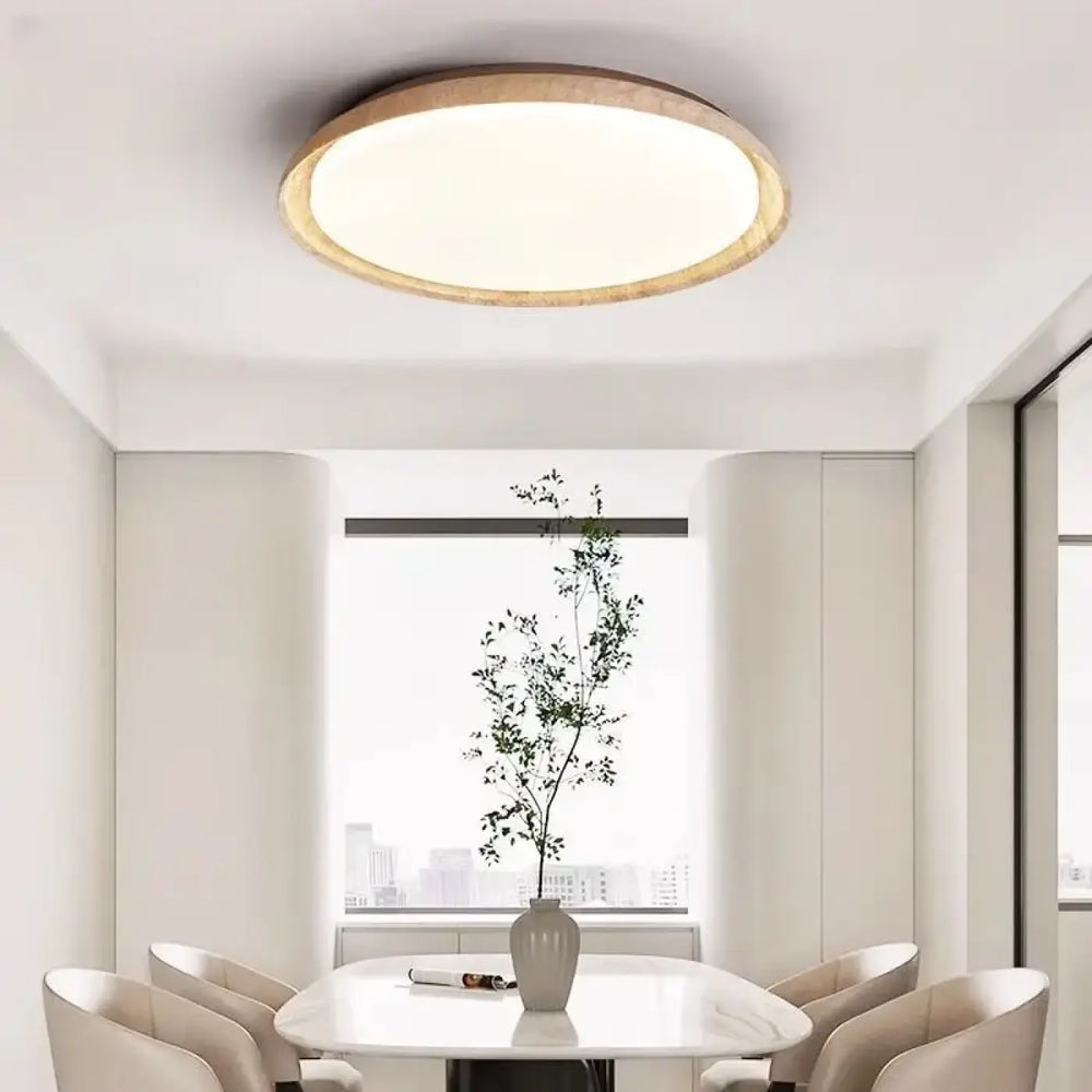 Luminaire plafonnier koru avec source lumineuse blanche chaude et anneau extérieur en bois naturel
