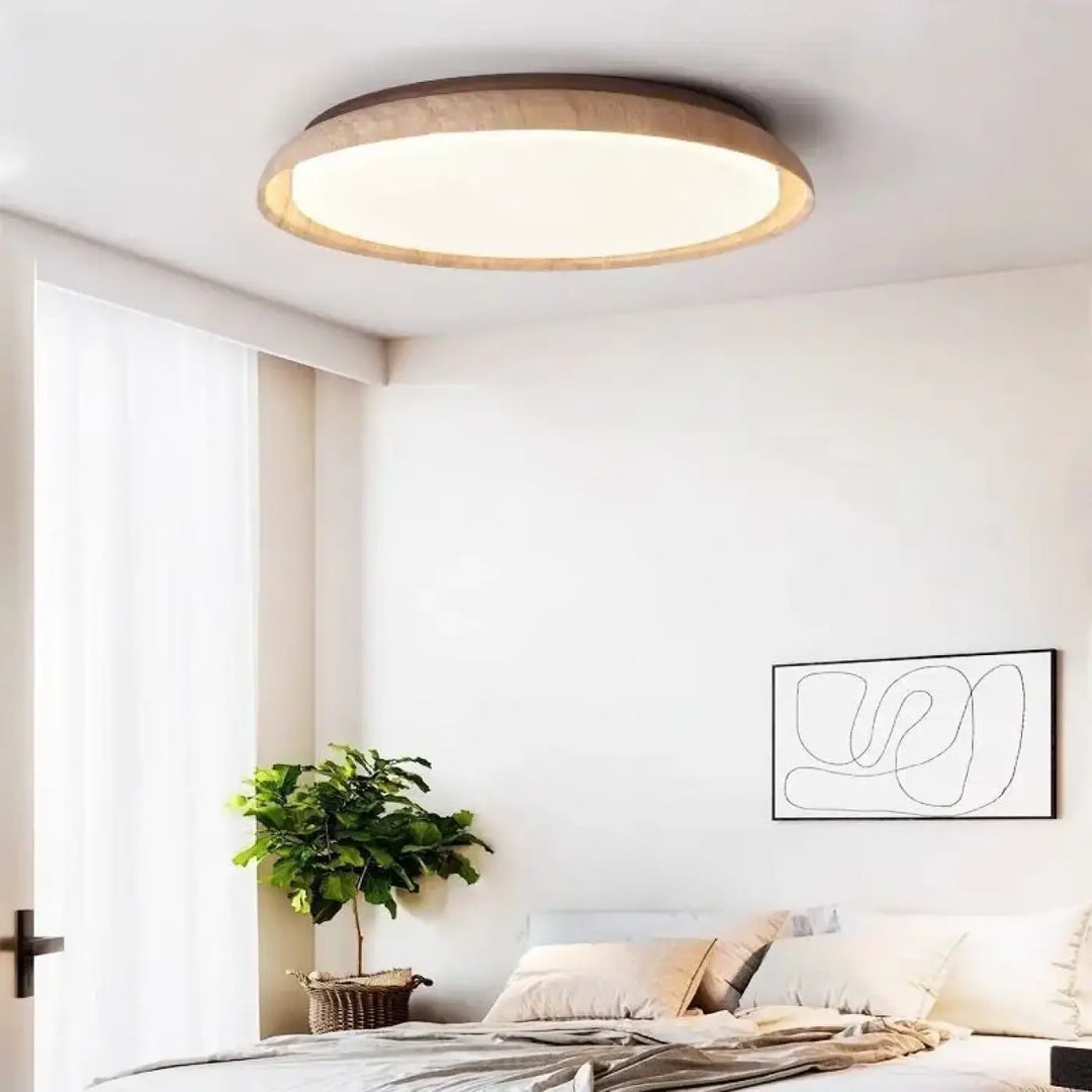 Luminaire plafonnier koru avec cadre en bois chaleureux et source de lumière diffuse blanche pour plafond