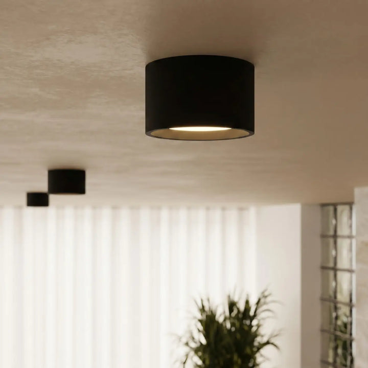 Plafonnier rond plat noir dans un intérieur contemporain
