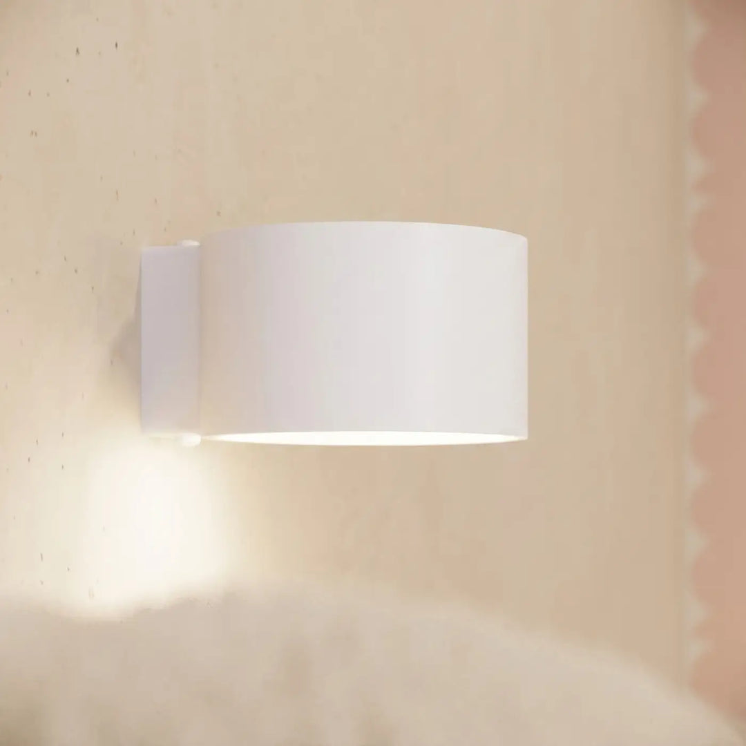 Plafonnier rond plat blanc allumé, vue rapprochée