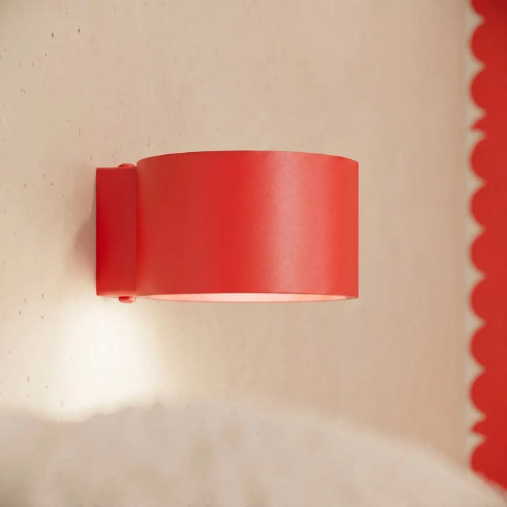Plafonnier rond plat rouge allumé, vue rapprochée