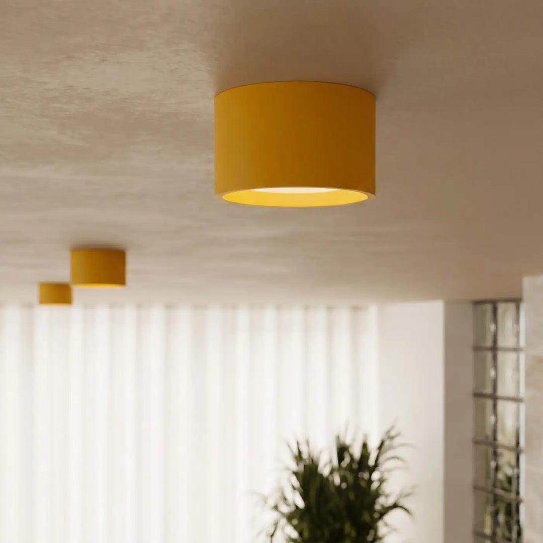 Plafonnier rond plat jaune allumé, vue rapprochée