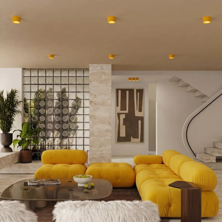Plafonnier rond plat jaune dans un intérieur contemporain