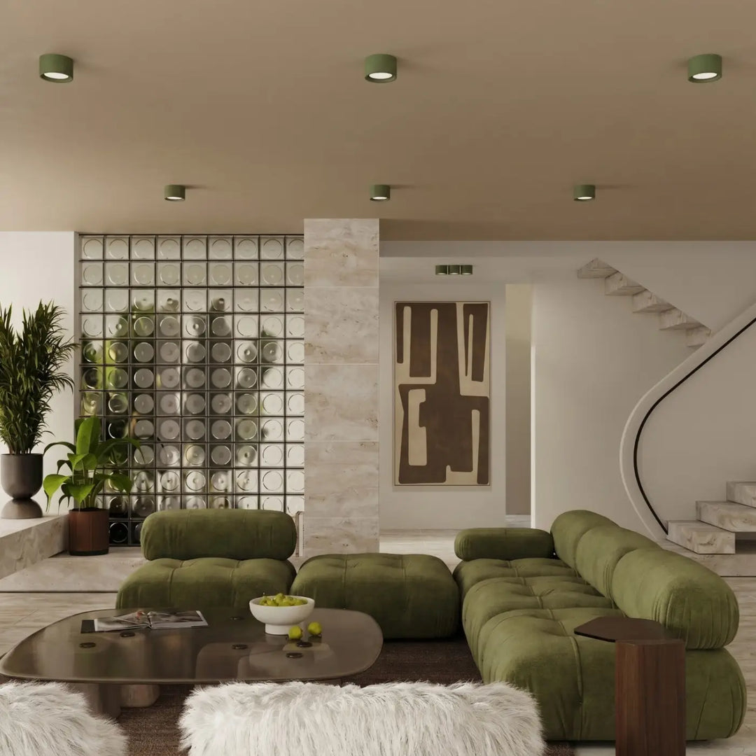 Plafonnier rond plat vert olive dans un intérieur contemporain