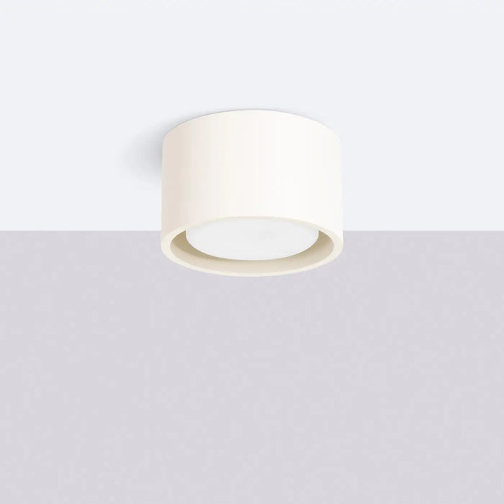 Plafonnier rond plat beige éteint, vue rapprochée