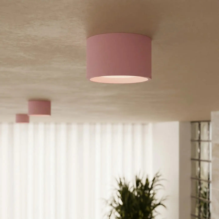 Plafonnier rond plat rose allumé, vue rapprochée