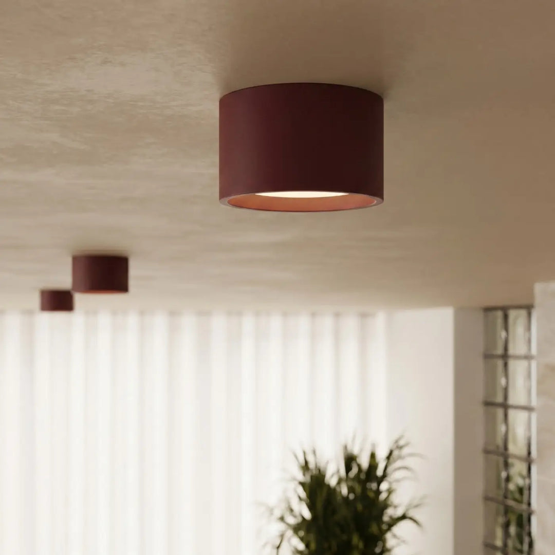 Plafonnier rond plat bordeaux allumé, vue rapprochée