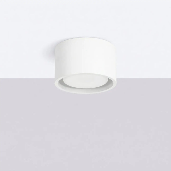 Plafonnier rond plat blanc éteint, vue rapprochée