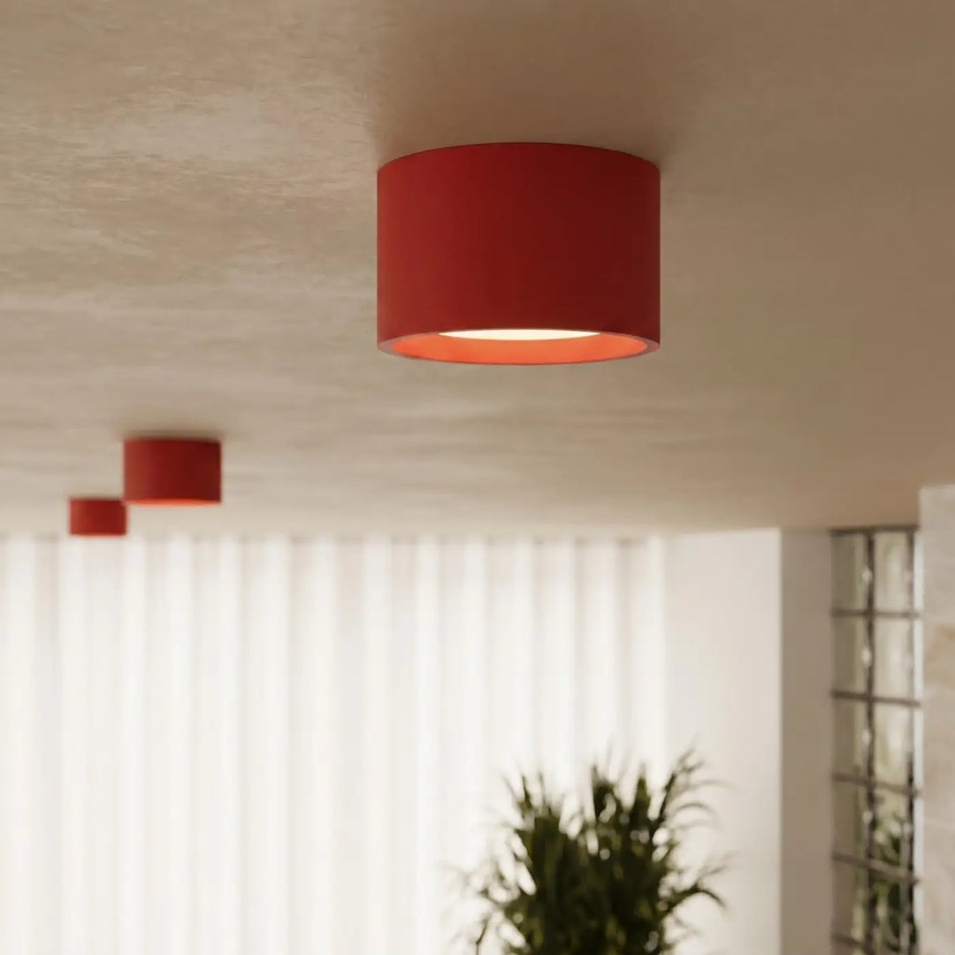 Plafonnier rond plat rouge allumé, vue rapprochée