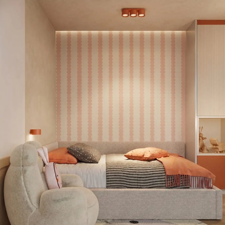Plafonnier rond plat ocre rouge dans un intérieur contemporain