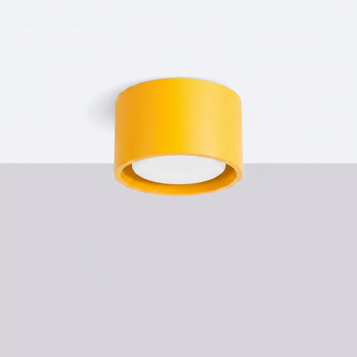 Plafonnier rond plat jaune éteint, vue rapprochée