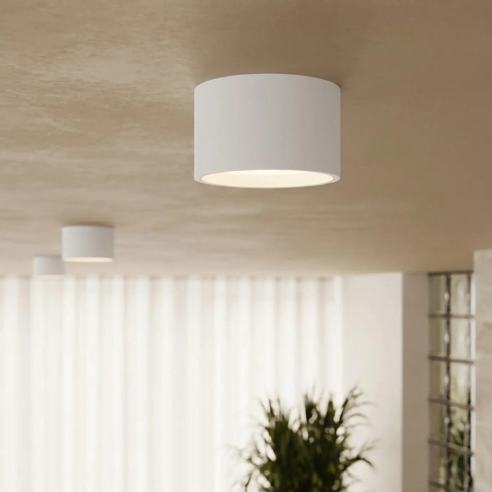 Plafonnier rond plat blanc allumé, vue rapprochée