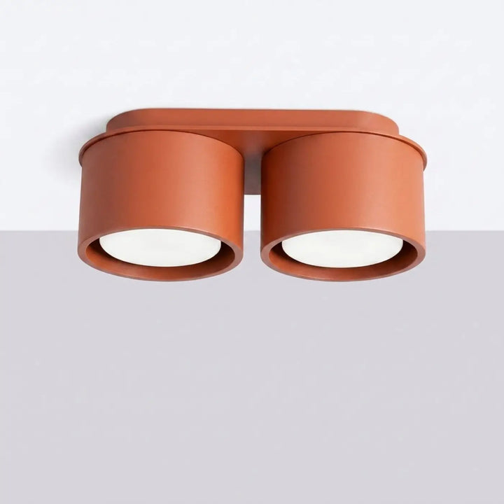 Plafonnier rond plat ocre rouge éteint, vue rapprochée