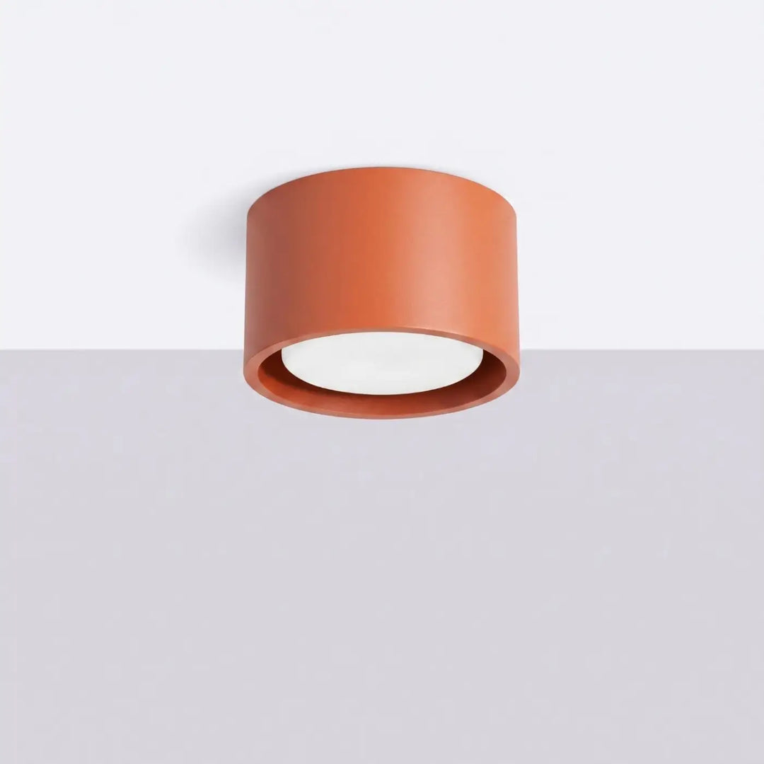 Plafonnier rond plat ocre rouge éteint, vue rapprochée