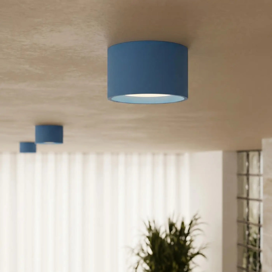 Plafonnier rond plat bleu clair allumé, vue rapprochée
