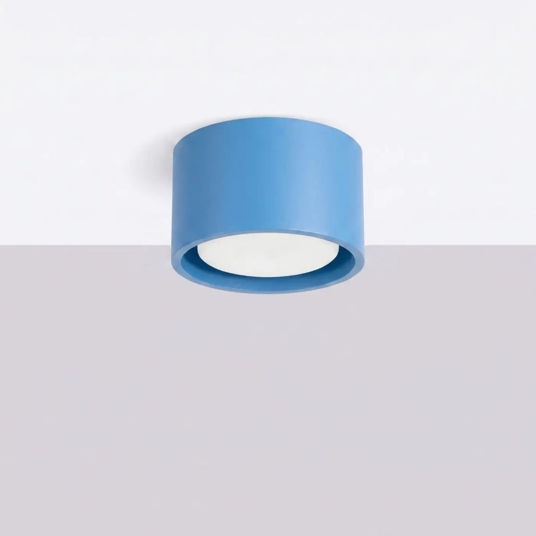 Plafonnier rond plat bleu clair éteint, vue rapprochée