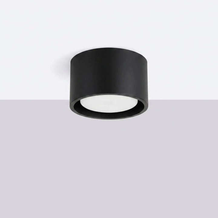 Plafonnier rond plat noir éteint, vue rapprochée