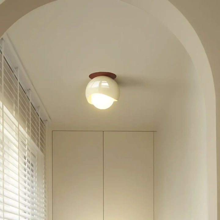 Plafonnier rond en verre opalin au style scandinave moderne